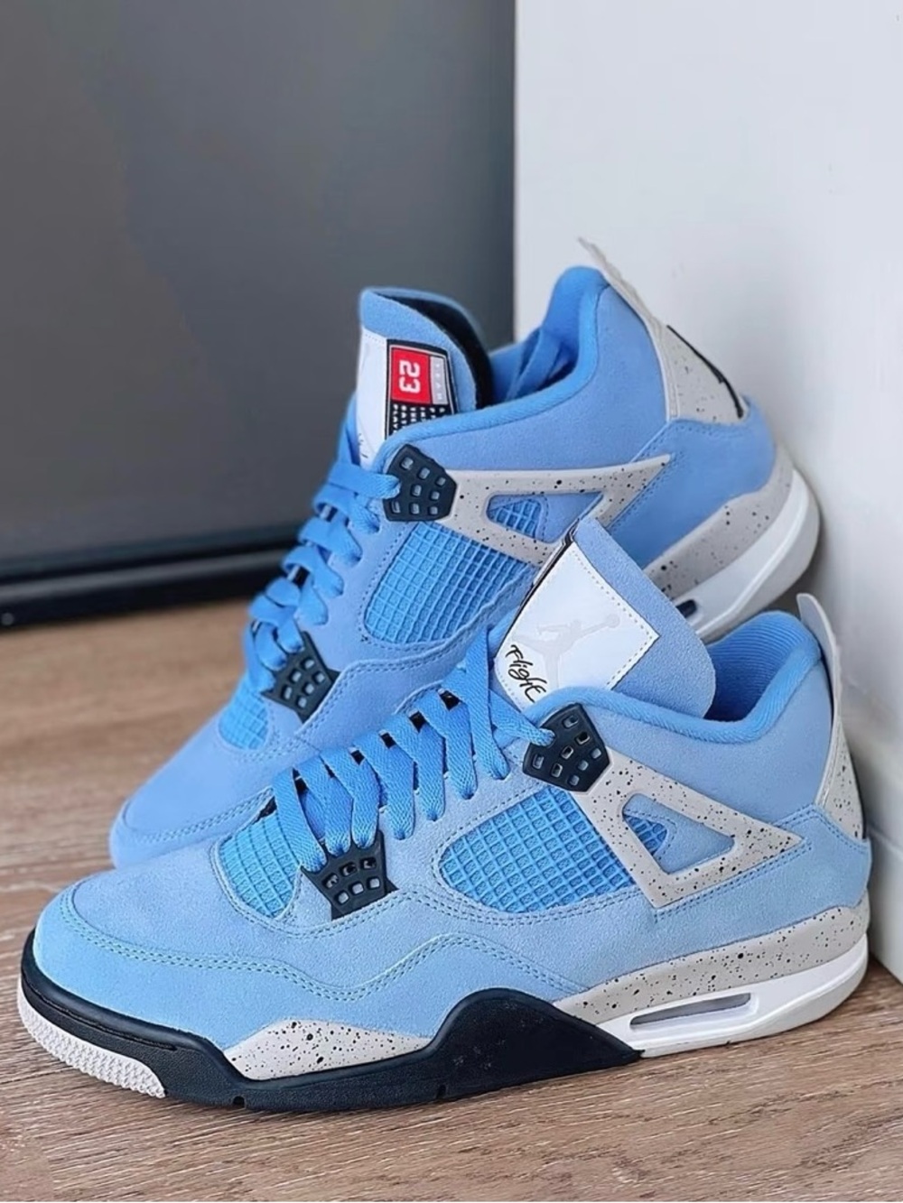 Air Jordan 4 Retro 'University Blue' Men’s Sneakers - Picture 5 of 6